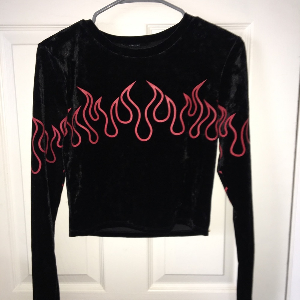 🎀Black and red faux velvet crop top🎀